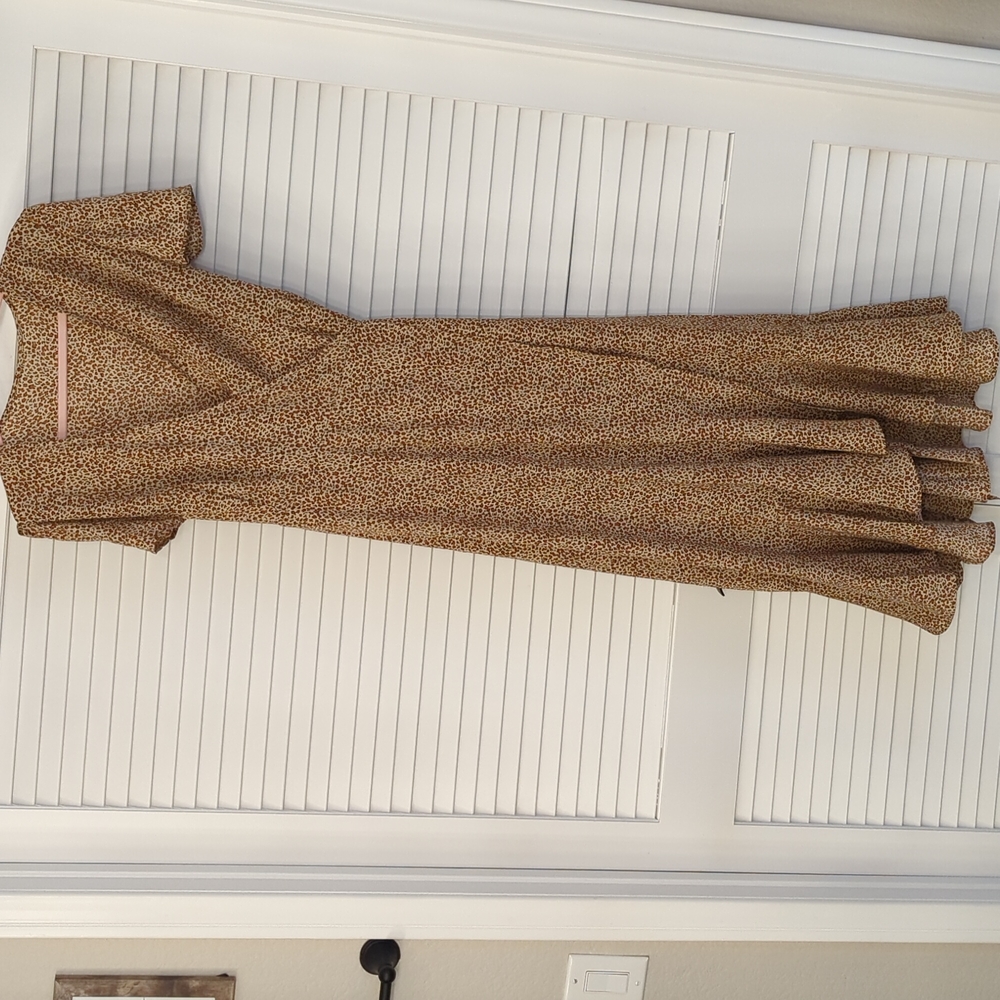 All over print side tie wrap dress with ruffle trim. Size XL.